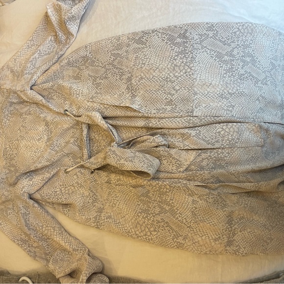 Aritzia Babaton Kahlo Robe - Size XXS - Picture 3 of 4